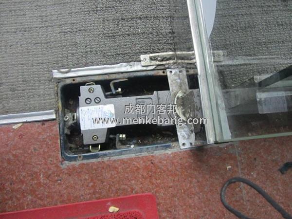 地彈簧玻璃門擦地怎么調,玻璃門地彈簧上下調節方法