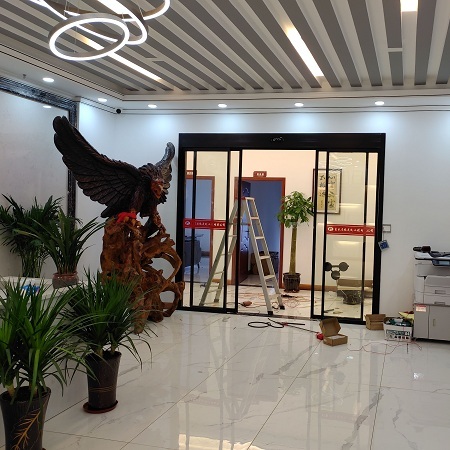 成都鋁合金型材感應(yīng)門安裝案例